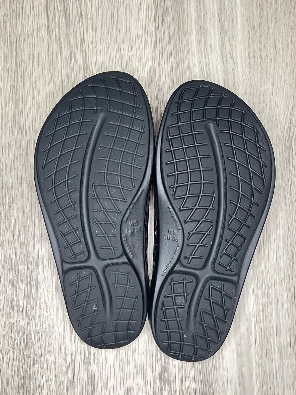 Oofos Women’s Recovery Sandals Flip Flops Size 5 Black Shiny Thong - Picture 3 of 8